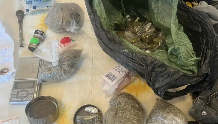 В хотелската стая открили марихуана, метамфетамин, кокаин и шперцове за