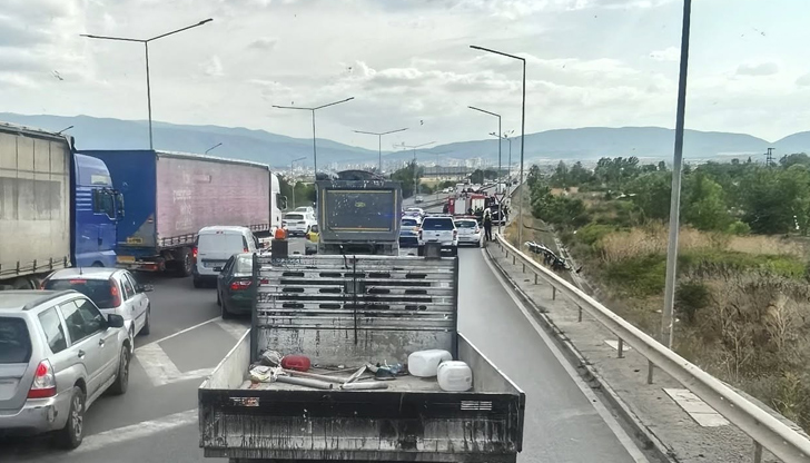 Другият шофьор е с травми по гръбначния стълб след падане