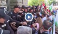 Протестиращи атакуваха сградата на Народното събрание
