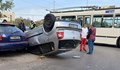 Кола се преобърна след сблъсък с тролей на булевард "Липник"