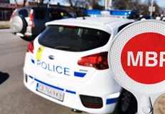 Шофьори получават информационни материали за безопасно шофиранеПредставители на Българския червен