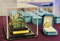 Макети на гробницата и възпоменателни монети получиха спомоществователите на тригодишната