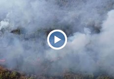 Огнеборци и доброволци продължават да гасят тлеещи огнища край село