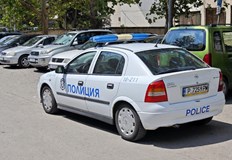 Група от четири младежи е нападнала и ограбила двама приятели