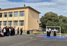 Балканската шампионка Елица Стелианова демонстрира карате техники пред съученициПо случай