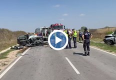 Няколко линейки транспортират ранените пожарникари режат ламарини за да извадят