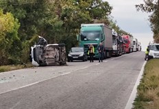 Наложило се е спасители да режат автомобила за да извадят