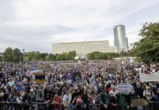 Недоволството е насочено срещу бюджетната политика и конституционните промениМногохиляден протест