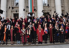 Церемонията завърши с традиционно хвърляне на абсолвентски шапки пред РекторатаНа