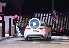 Нападателят е идентифициран като Доналд ХенсънМъж се вряза с автомобила