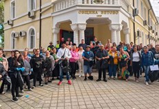 Жители и доброволци обединиха сили за по чиста и приветлива околна