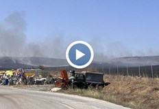 Четири екипа на пожарната се борят с пламъците на няколко