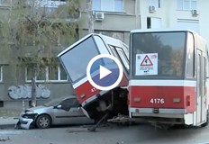 Ватманът слязъл за кафе а мотрисата тръгнала и се забила