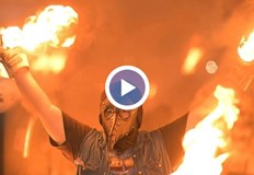 Опасният фестивал пресъздава вулканично изригване от 17 и векХиляди зрители се