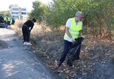 Впрегнаха служителите от Областна администрация Русе да чистят силно