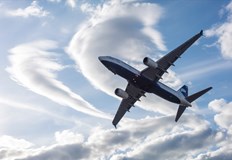 Пилотският екипаж докладва за задимяване докато машината се намира над