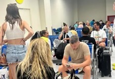 Самолет на Райънеър за София пострада при товарене пътниците чакат