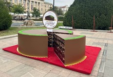 Макети на сладкия десерт вече красят центъра на града Владо
