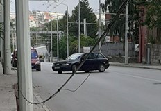 Вероятно кабелът се е скъсал при бурята преди няколко дниВисящ