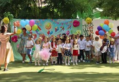 Областният управител и началникът на РУО поздравиха екипа и децатаСъс