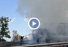 Пожарникари потушиха пламъците но возилото е напълно унищоженоТежкотоварен автомобил блокира