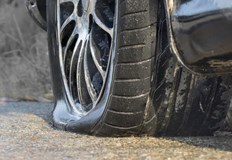 И четирите гуми на лек автомобил Шкода са спукани с