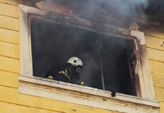 Пожарникари спасиха 30 годишна жена от горящата сградаМълния най вероятно е причинила