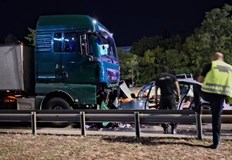 Инцидентът стана около полунощ няма данни за пострадалиКамион и лека