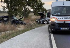 Нисан се вряза челно в Тойота шофьорът е в критично