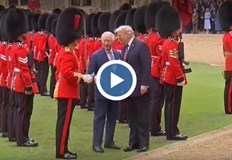 Американският президент участва в историческа церемония с каляски и военен