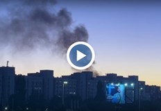 Горяха сухи треви храсти и автомобил няма опасност за сградата