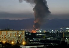 Пет пожарни автомобила и 15 огнеборци се борят с пламъцитеГолям