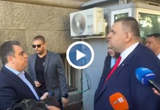 Политическата криза се пренесе с викове и обвинения пред сградата