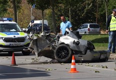 Шофьорът на автомобила е загинал на мястоАвтомобилът който се разцепи