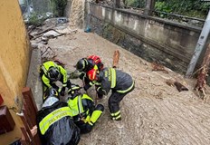 Евакуираха туристи от къмпинг спасителни хеликоптери помагат на бедстващиНяколко реки