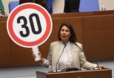 Депутатката от ПП ДБ използва символ от 30 км ч за критика