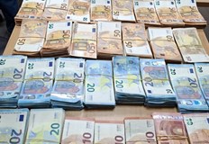 Парите били укрити във фабрична кухина на камион пътуващ за