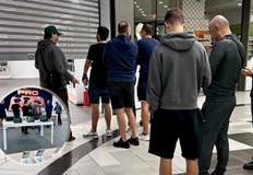 Експерти поставят под въпрос дали новите функции оправдават разходите докато