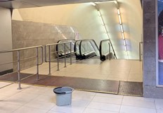 Пътниците се движат по хлъзгав под в един от най натоварените