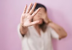 Група ученички тормозят унижават и скубят съученичка принуждават я да