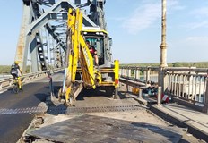 Демонтирани са пешеходният парапет и част от осветителните стълбовеРаботниците демонтираха