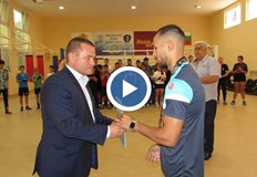 Пенчо Милков и спортното училище наградиха боксьора за бронза от