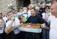 Демонстранти скандираха оставка и размахаха агнешки главички и кокалиПротестиращи граждани