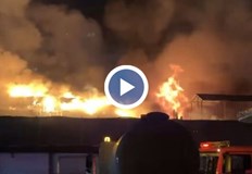 Огънят изпълни румънската столица с димГолям пожар гори от снощи