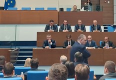 Правителството държано в капана на Пеевски остава на власт Държавата