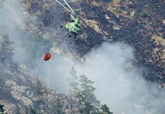 Силен вятър разраства огъня във високата част на планината задимяване