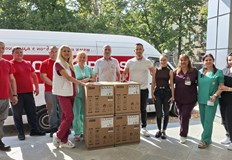 Младоженци превърнаха сватбата си в дарителска кампания за русенското родилноНеобичайно