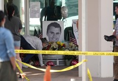 Лидерът на младите консерватори в САЩ беше прострелян в шията