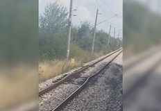 Локомотивът избута вагоните назад и композицията продължи по съседен коловозБързият