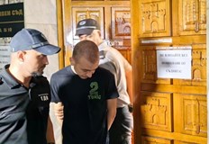 Съдът го постави под домашен арест близките му посрещнаха решението